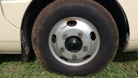 タイヤホイール前