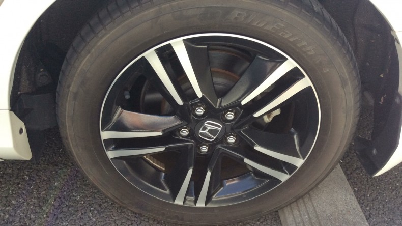 タイヤホイール前