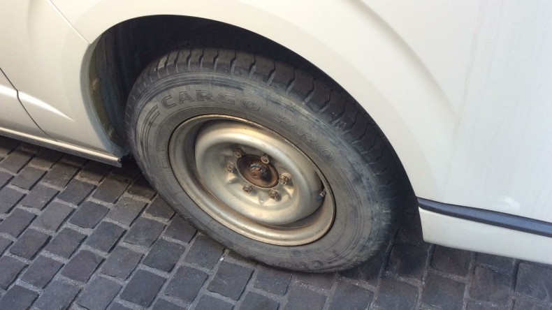 タイヤホイール前