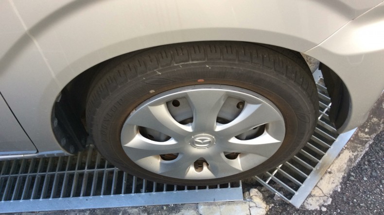 タイヤホイール前