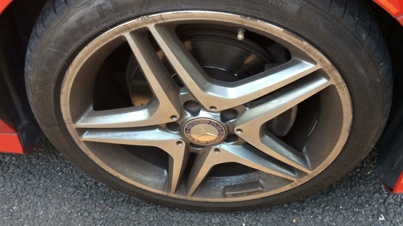 タイヤホイール前