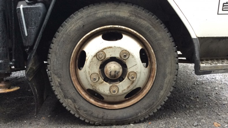 タイヤホイール前