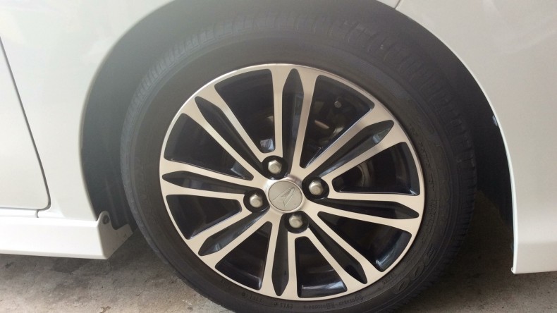 タイヤホイール前