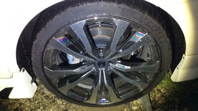 タイヤホイール前