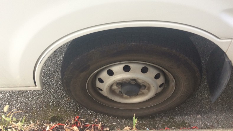 タイヤホイール前