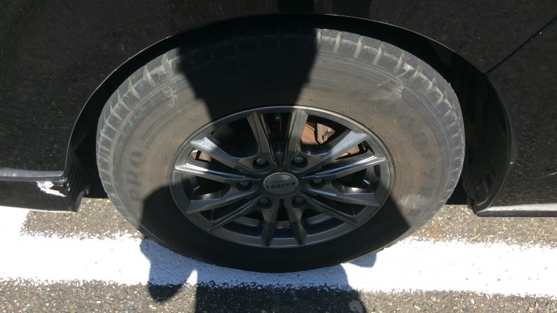 タイヤホイール前