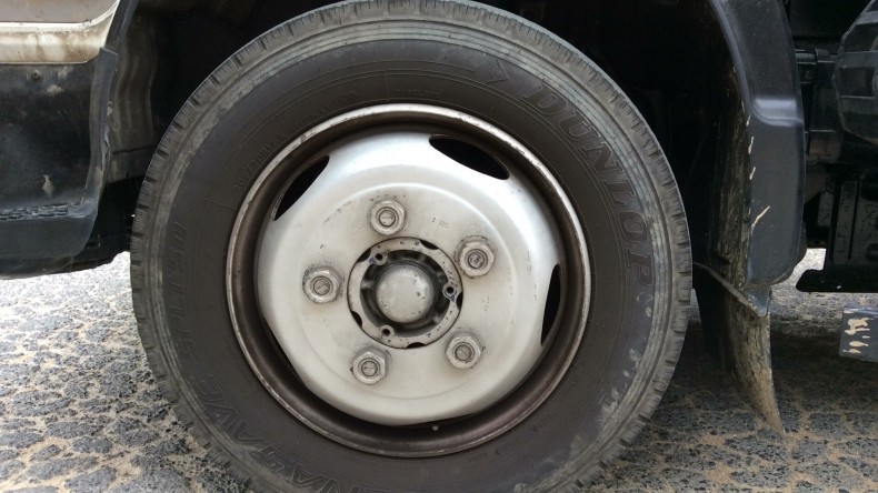 タイヤホイール前