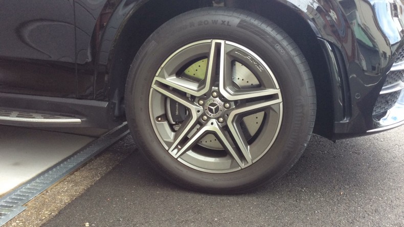 タイヤホイール前