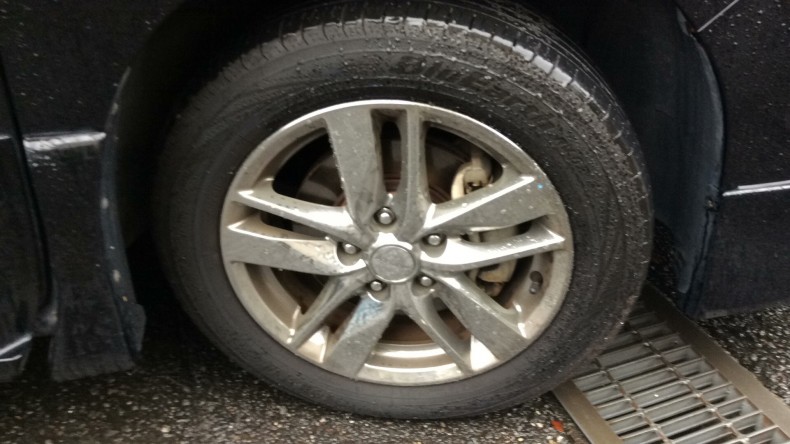 タイヤホイール前