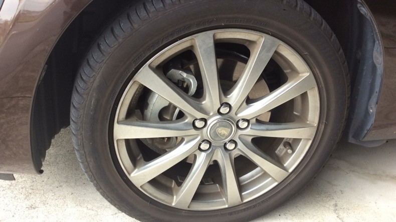 タイヤホイール前