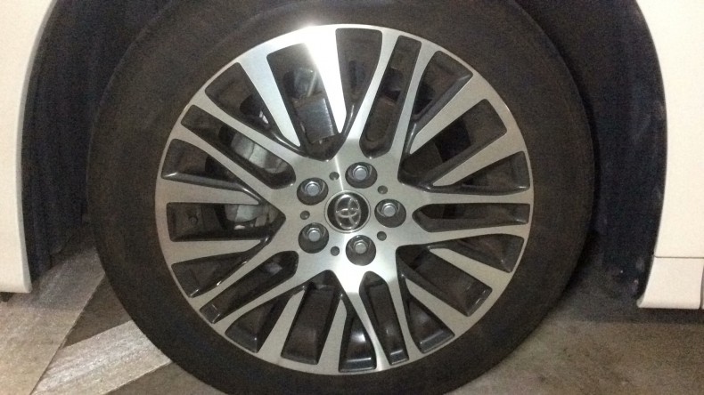 タイヤホイール前