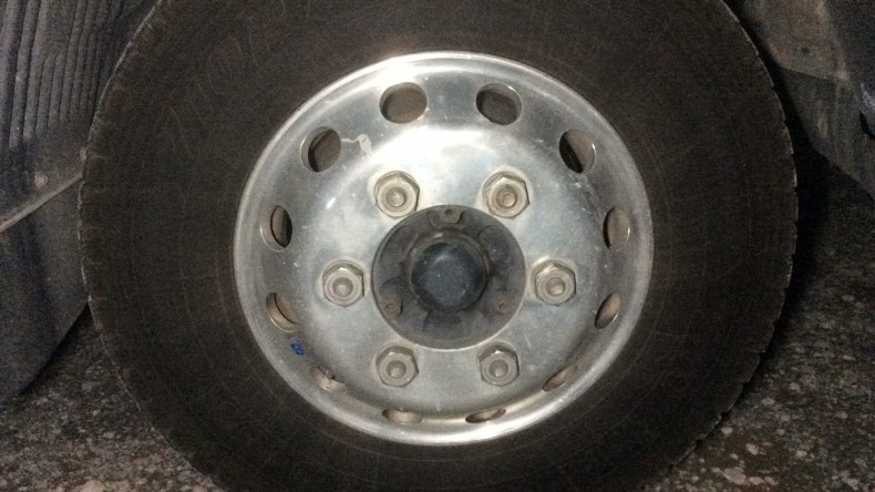 タイヤホイール前