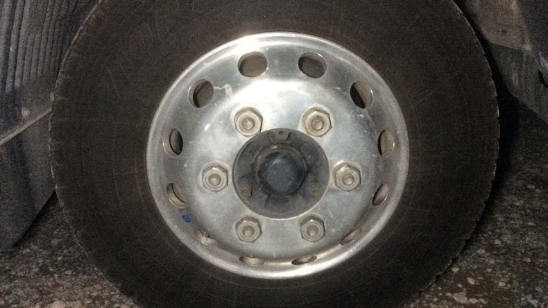 タイヤホイール前