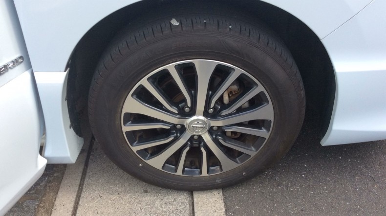 タイヤホイール前