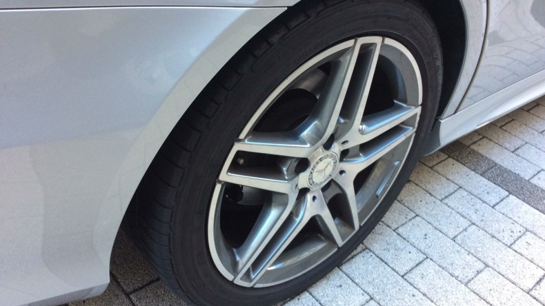 タイヤホイール前