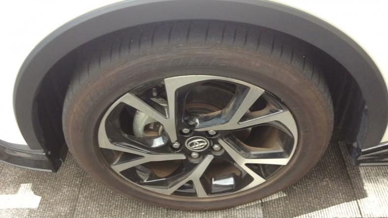 タイヤホイール前