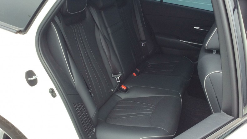 内装後方シート