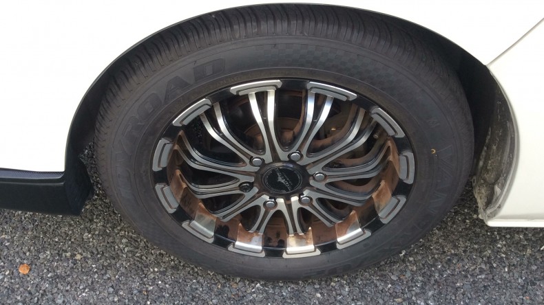 タイヤホイール前