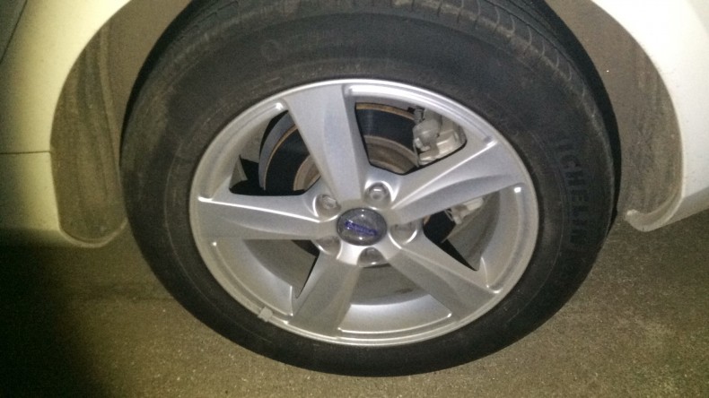 タイヤホイール前