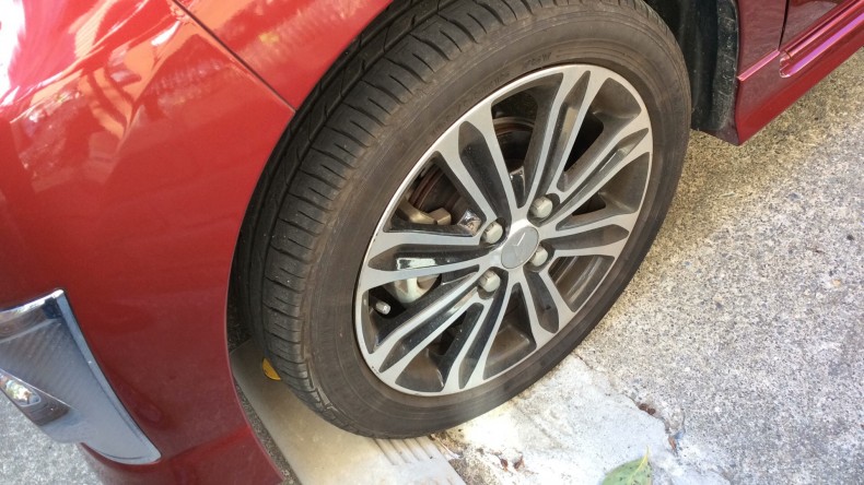 タイヤホイール前