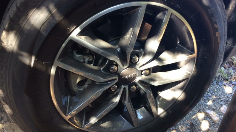 タイヤホイール前