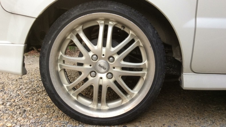 タイヤホイール前