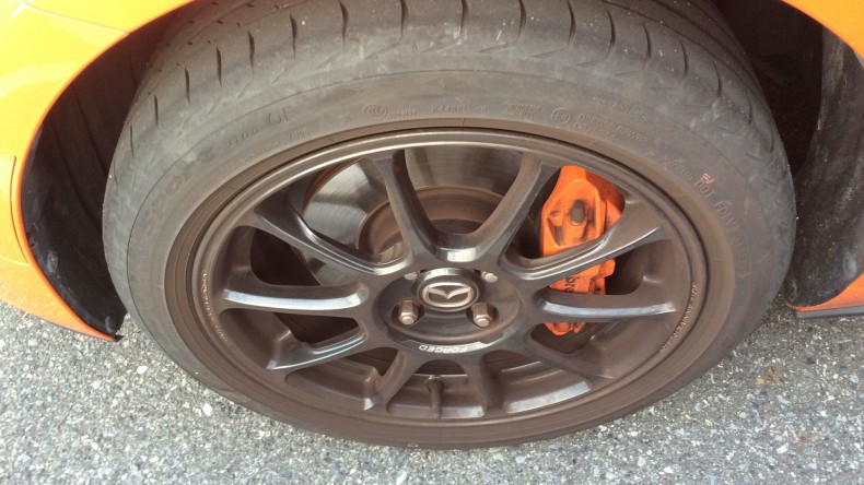 タイヤホイール前