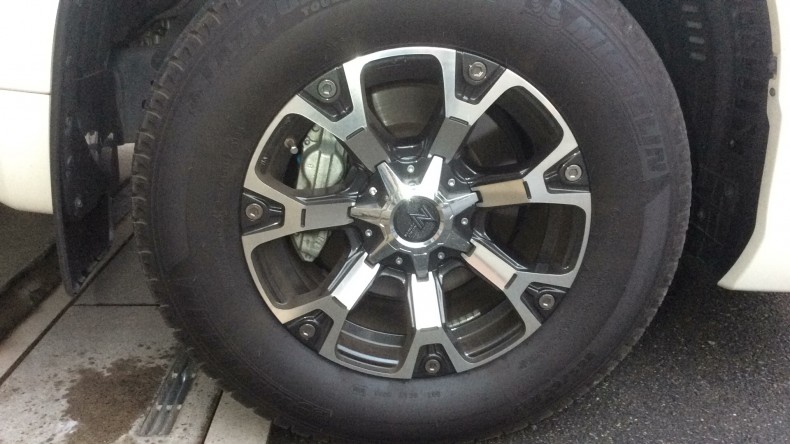 タイヤホイール前