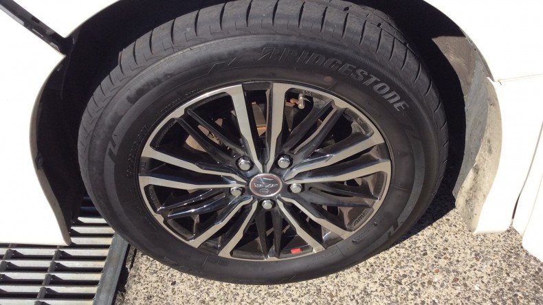 タイヤホイール前