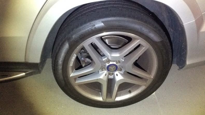 タイヤホイール前