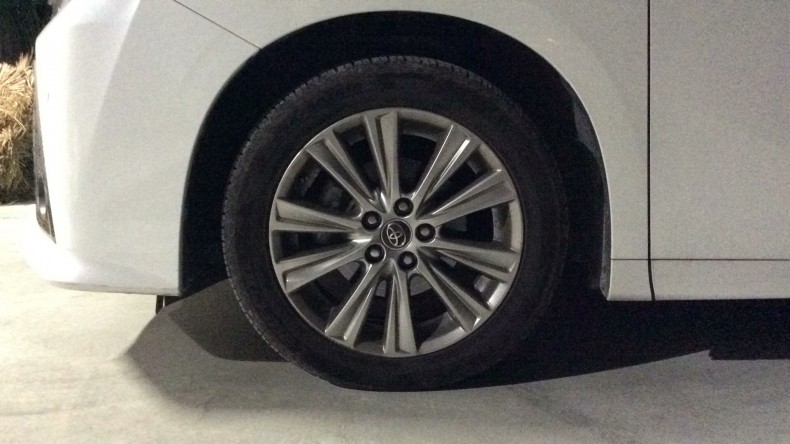 タイヤホイール前