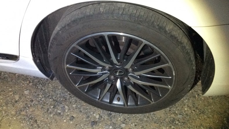 タイヤホイール前