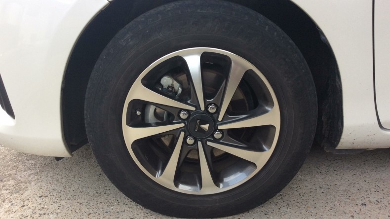 タイヤホイール前