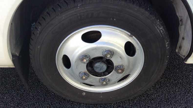 タイヤホイール前