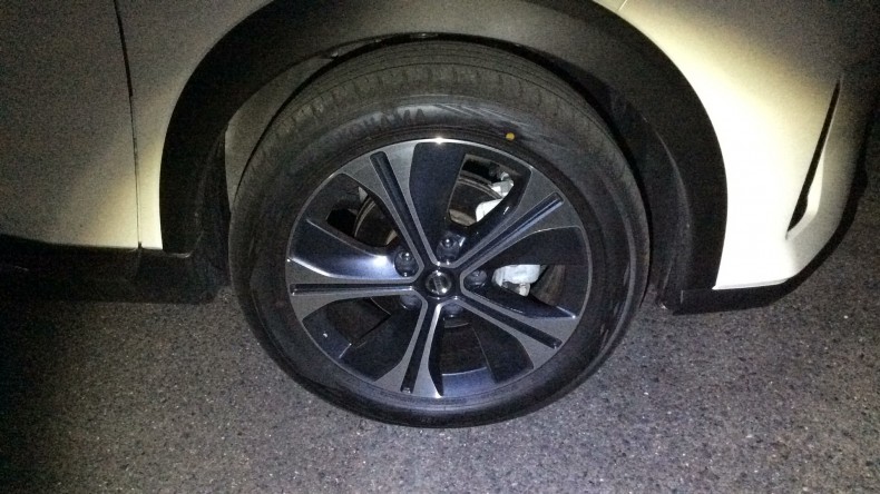 タイヤホイール前