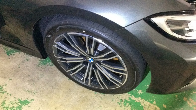 タイヤホイール前