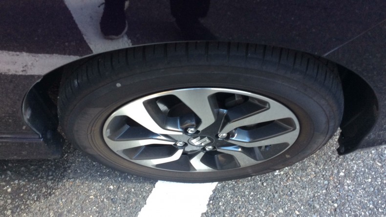 タイヤホイール前