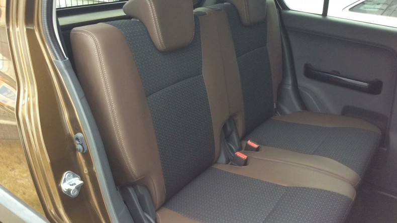 内装後方シート