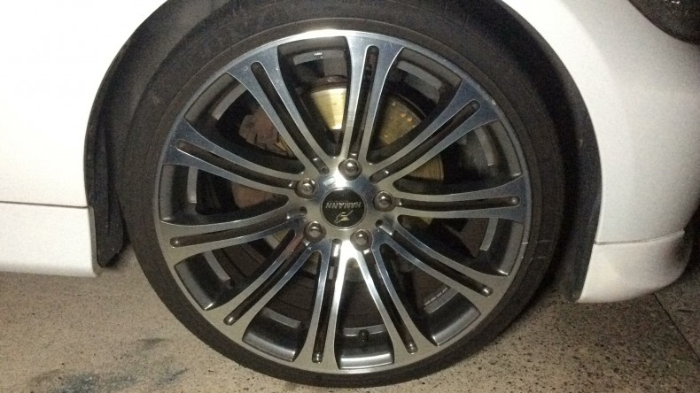 タイヤホイール前