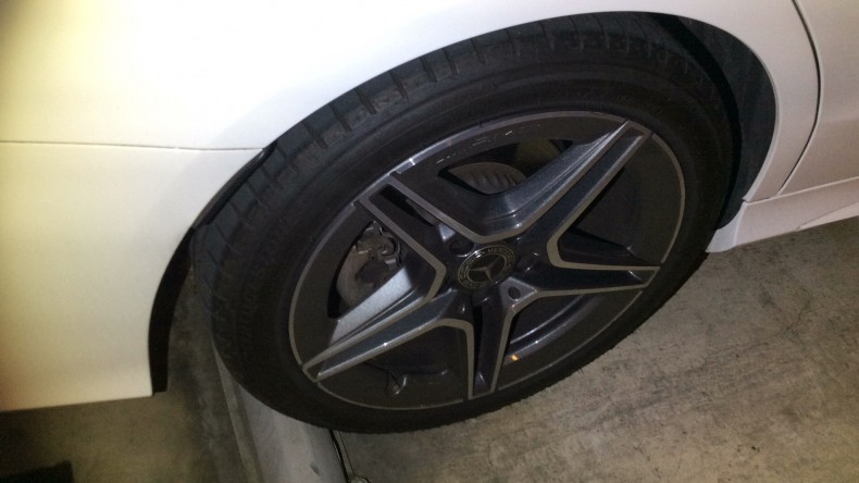 タイヤホイール前