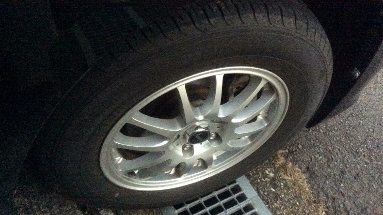 タイヤホイール前