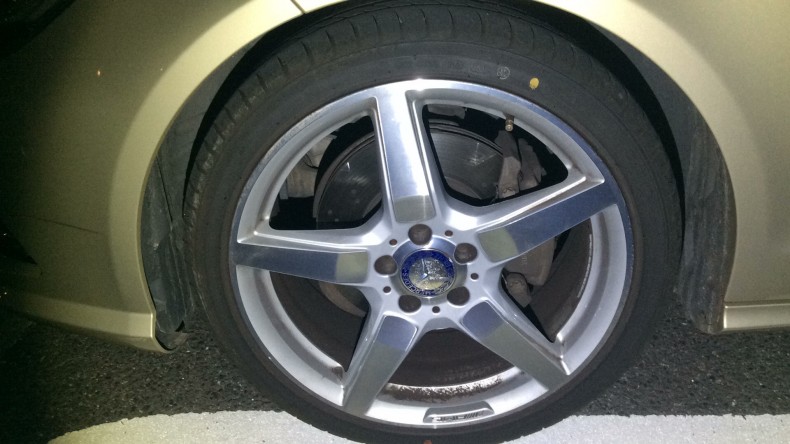 タイヤホイール前