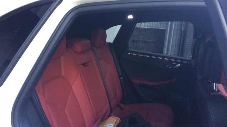 内装後方シート