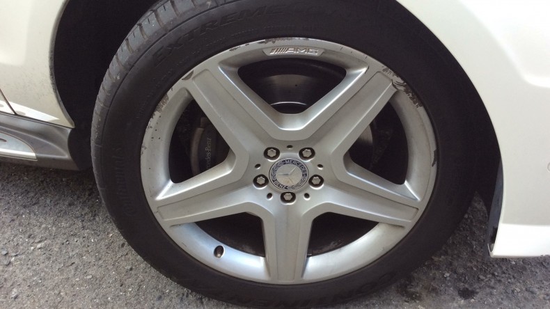 タイヤホイール前