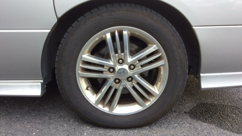 タイヤホイール前