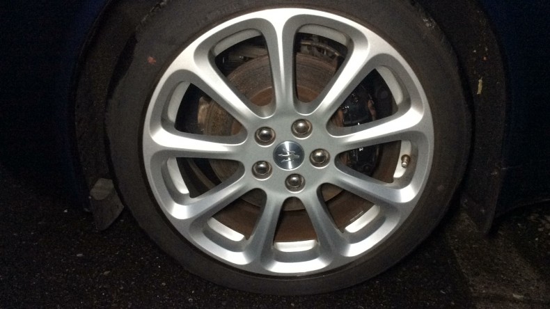 タイヤホイール前