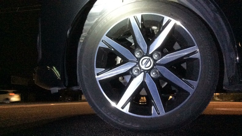 タイヤホイール前