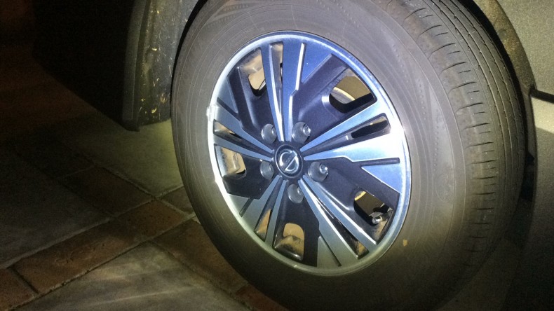 タイヤホイール前