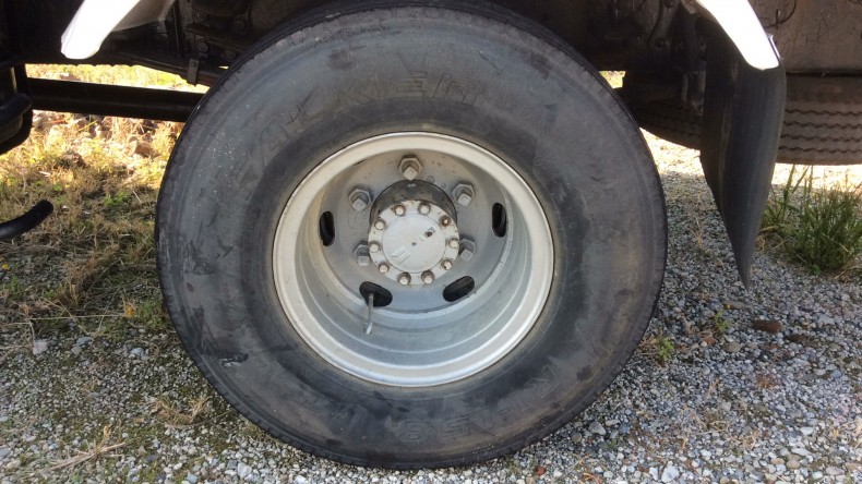 タイヤホイール前