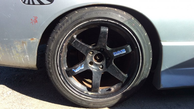 タイヤホイール前